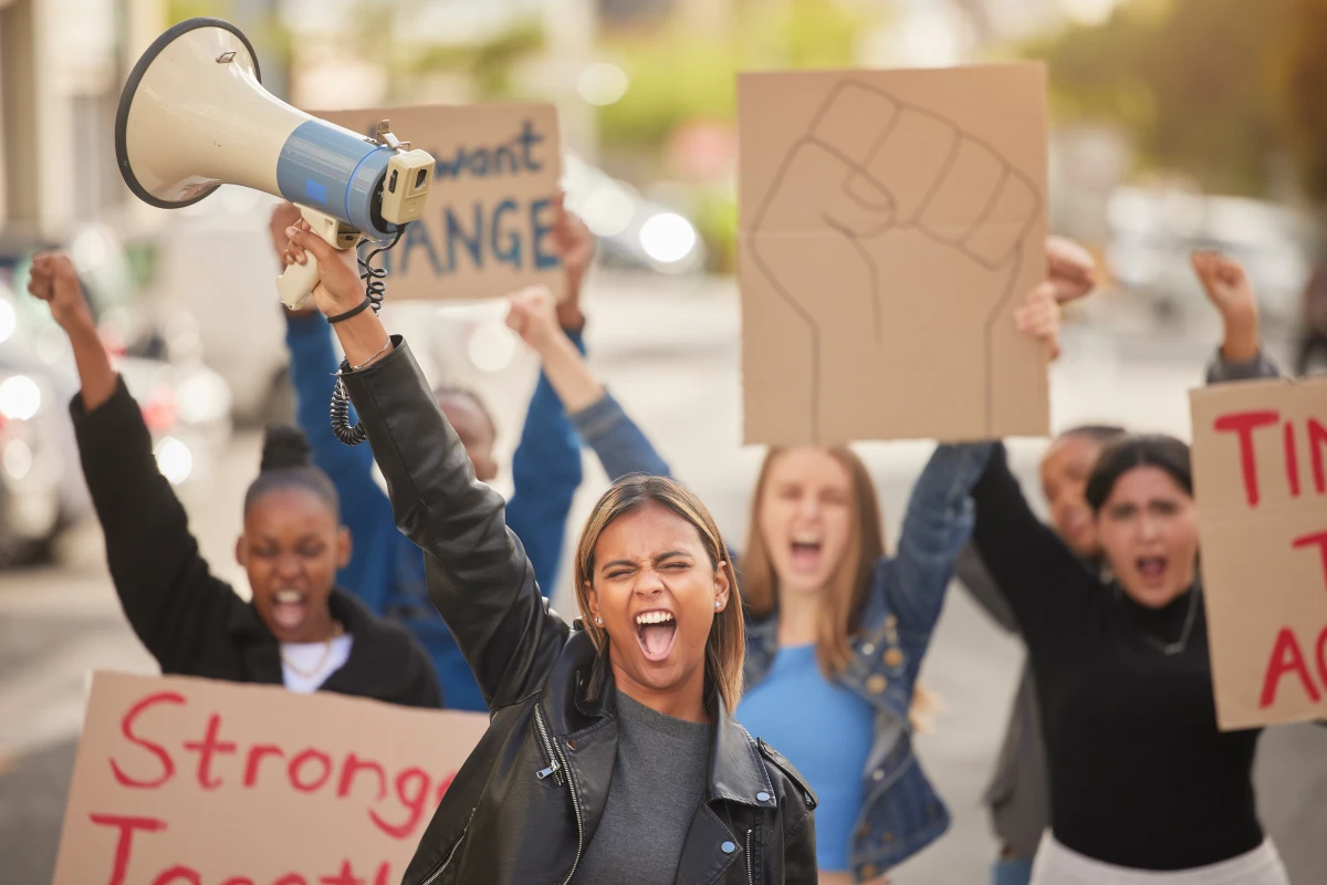 Les droits de réunion et d'association menacés : le combat silencieux contre l'oppression